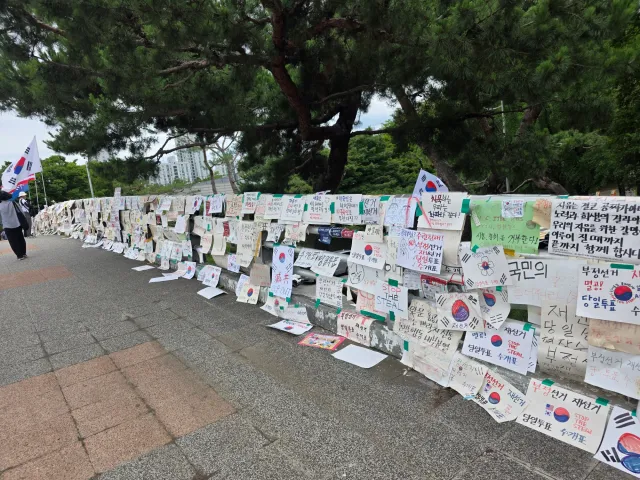 올공 찍먹 후기 1

아직도  자리를 채워주시는 분들은 
어른들이 많고  너무나 질서를 잘지켜주심

"부정선거 재선거 당일투표 수개표"
이렇게 