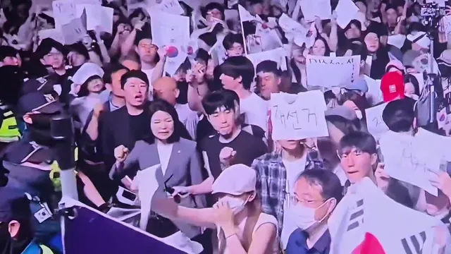 잠실에 이진숙 의원 오신다는 소리도 못들었소

소리소문없이 시민들과 함께 '재선거'를 외치시는 당신은 누구시오? 당신은 당선이 되어 대구 달성군