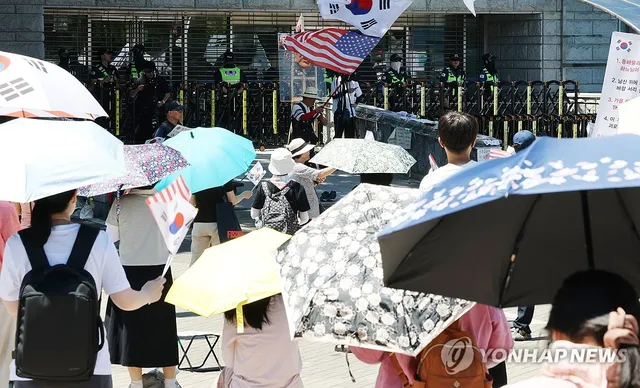 더위 속 봉쇄 시위 계속

(서울=연합뉴스) 이진욱 기자 = 낮 최고 기온이 29도로 예보된 23일 6·3 지방선거 잠실 개표소로 사용된 서울 