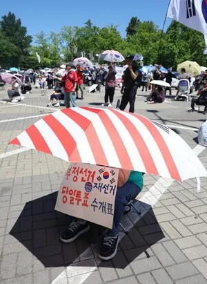 [포토] 재선거 촉구하는 시민들

[천지일보=남승우 기자] 6.3 지방선거 투표용지 부족 사태 규탄 ‘참정권 집회’가 19일째 이어지고 있는 2
