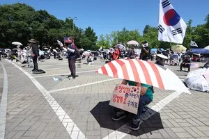 [포토] 뙤약볕 아래 재선거 촉구하는 시민들

[천지일보=남승우 기자] 6.3 지방선거 투표용지 부족 사태 규탄 ‘참정권 집회’가 19일째 이어