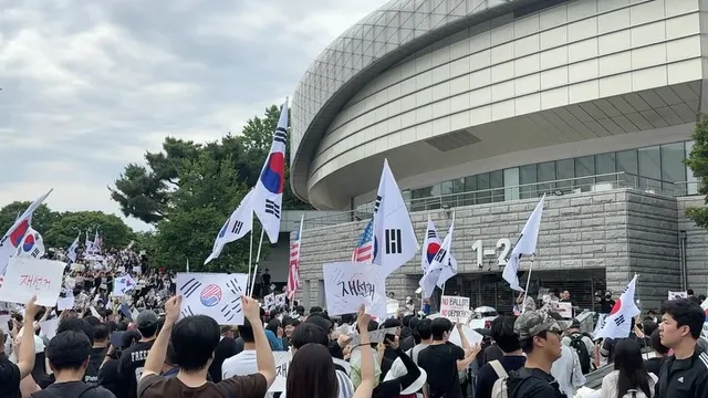 헌법 제 1조 제 1항 대한민국은 민주공화국이다
헌법 제 1조 제 2항 대한민국의 주권은 국민에게 있고, 모든 권력은 국민으로부터 나온다
헌법 
