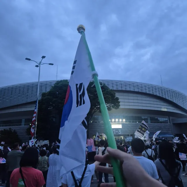 "태극기 좀 들었다고 꺼드럭 대는거
솔직히 좀 같잖다."

어젯밤,
우연히 본 글입니다.

솔직히 말씀드리겠습니다.

꺼드럭대는 거, 맞습니다.