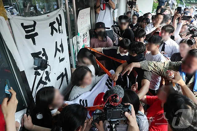 "출입 막고 가방까지 뒤졌다"... 어른들 시위에 수모 겪은 U-20 핸드볼 대...

세계선수권 출전을 앞두고 서울 송파구 올림픽공원 핸드볼경