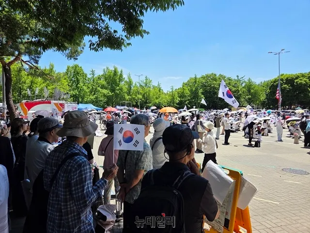 "부실 관리 사태 빨리 해결됐으면 … 20년 뒤엔 공정한 선거 치러지길"...

23일 오후 서울 송파구 올림픽공원 핸드볼경기장. 강한 햇볕 아