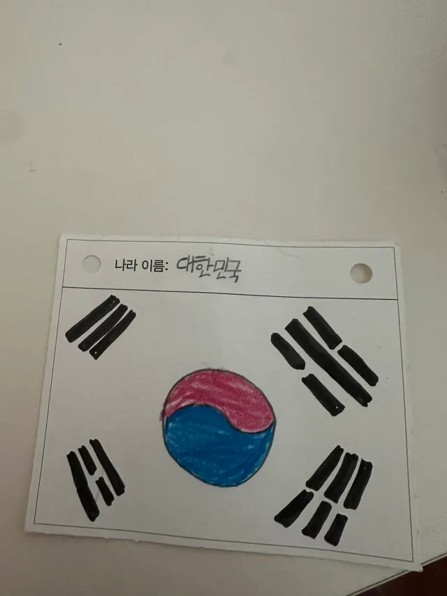 주말마다 엄마따라서 올림픽공원 갔던 초2딸램
학교 가방 정리하다가 본 태극기 활동지
“부정선거 재선거 당일투표 수개표” 를 어렴풋이 
기억하고 