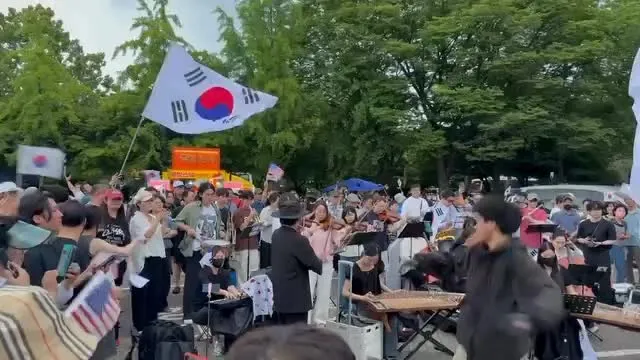 어제 올공 오케스트라 끝나구 어느 
70대 아주머니께서 감동하셨다면서 
전라북도 전주에서 오셨다고 ..깜놀
본인은 김대중때 부터 계몽되셨는데
5