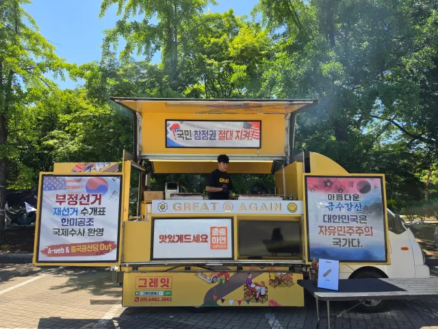 스친들! 오늘 올공 1-2게이트에서 닭꼬치 맛있게 먹었어?

익명의 후원자님이 주문주셔서 닭꼬치 1대만 준비했었는데,
어제 저녁에 다른 익명의 