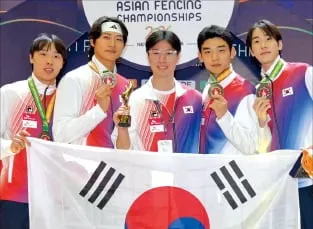 '빌린 칼'로 金 따냈다…펜싱, 봉쇄 뚫고 선전

'빌린 칼'로 金 따냈다…펜싱, 봉쇄 뚫고 선전 , 오상욱 2관왕 등 亞선수권 제패