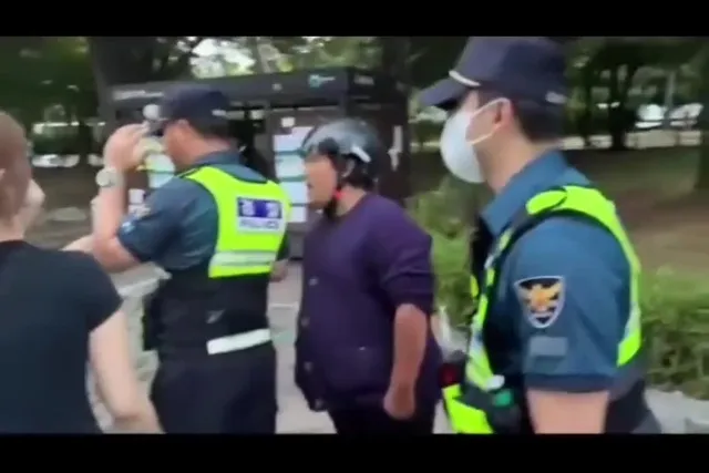 오늘 올공에 저 딸배 왜 저렇게 꿀꿀 거린지 아시는분?
말도 제대로 못하고 어버버 거리고 분탕 치러 왔네