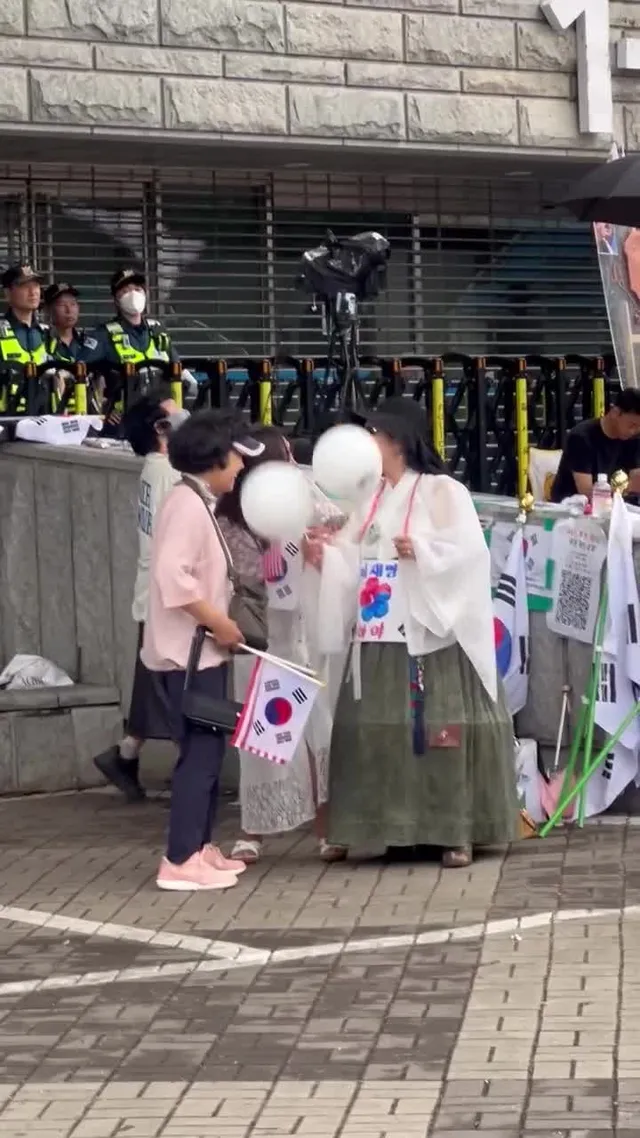 실시간 ‘올공‘ 재보바람 

오늘 경찰 침뱉은 분홍치마 아줌마 관련 같이 다니던 사람들 입니다. 

쁘락치 관련 의심이 있어서 혹시 아는 사람 