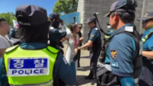 “…씨발새꺄 ”카아악 퉤“

경찰에게 마구 욕하고 침 뱉고 
올공 분홍치마녀 무당녀 긴급체포
