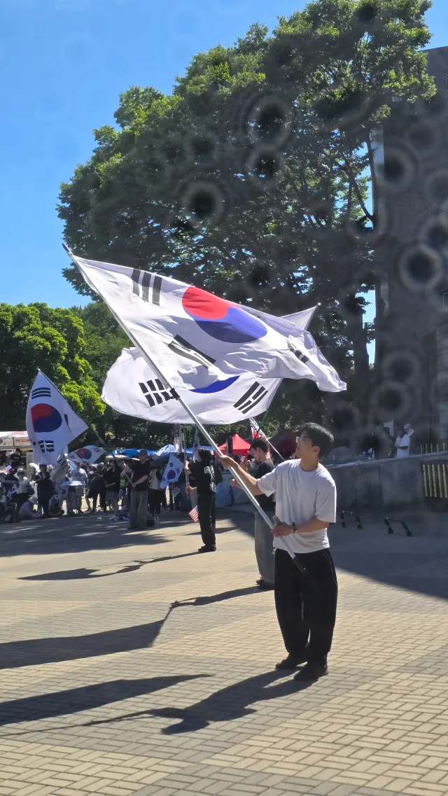 나는 그곳에서 애국을 보았다.
뜨거운 뙤약볕 아래 태극기를 흔들며 목이 쉬도록 구호를 외치는 사람들.
그 모습에 숙연해졌다.
대한민국은 아직 포