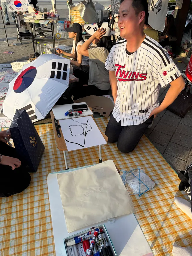 여러분 작가님 퇴근하시고 오셨어요! 
2-5 그림 부스 앞에서 그림그리고 있습니다!
응원 한마디와 
💗작가님 @koaloo2025  팔로우 부