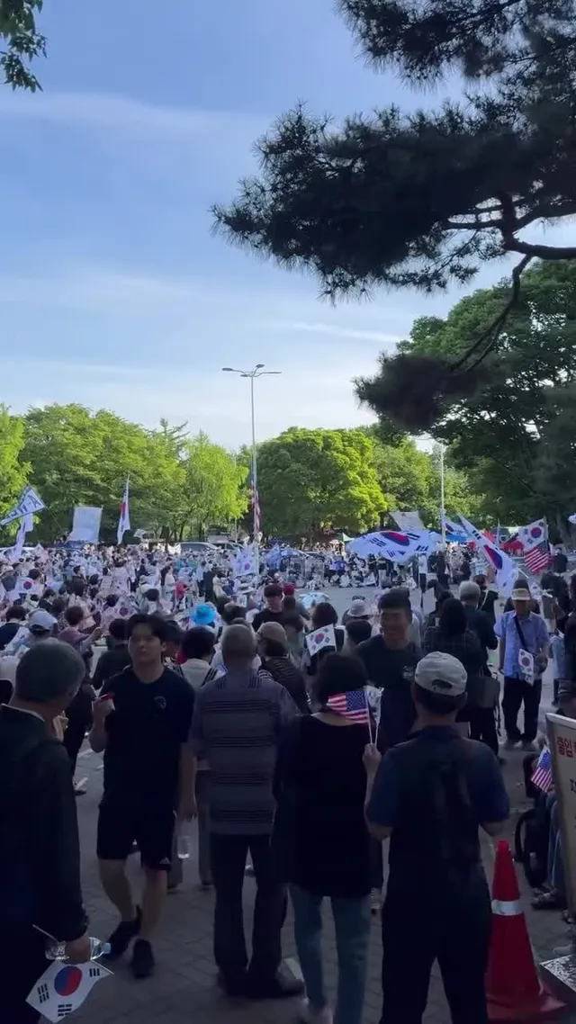 올공 1-3 6월 23일 오후 6:00 현재상황

해가 넘어가니까 나무밑에 계시던 분들이 1-3 앞쪽부터  채워 주시고계십니다. 

이제 좀 서
