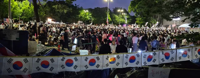 올공에 모이는 사람들은 나라를 사랑하는 평범한 시민일 뿐..

잠실 올공에서 울려퍼지는 애국시민들의 응집된 식지 않는 에너지는, 거짓과 속임수로