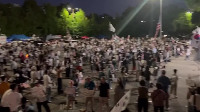 6.23 20:30 올공 현재상황
더 많은 시민분들이 퇴근후 합류중입니다!
먹을것도 돌아다니면서 나눠주시고 따뜻..🥹 
힘이 넘쳐나는 현장입니