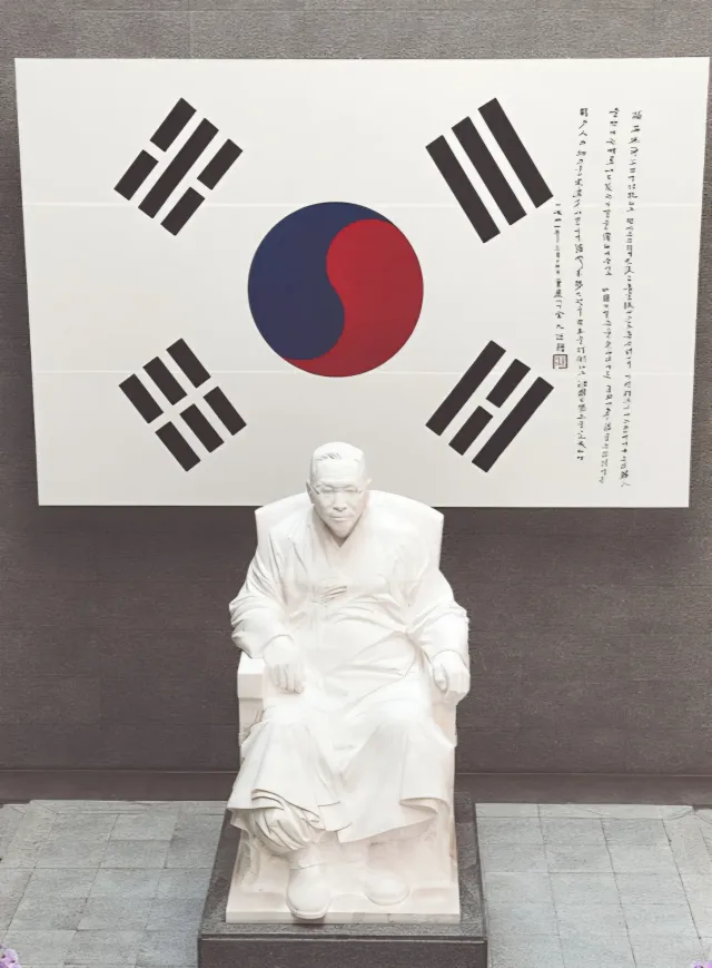 태극기 가 극우 들의 상징이 되어버린것에 대하여

우리도 듭시다!!
우리도 걸어봅시다!!

자칫 극우처럼 보일까 피한것이
오히려 더 극우의 상징