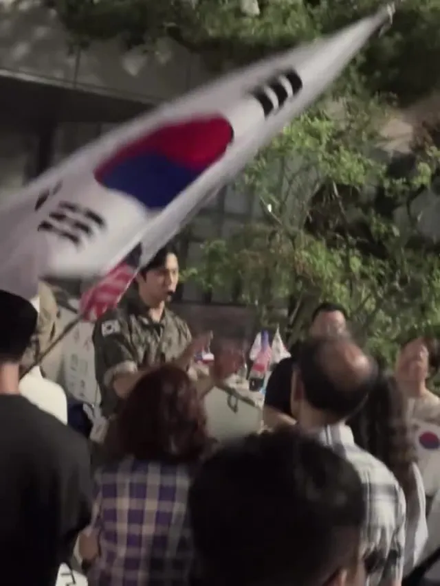2-1 근황
투구쓴 사람들은 없어짐
여전히 성조기 두르고 있는 사람들은 많음
지나가는 사람들에게 군복입은 분이
미국 지원의 필요성과
 A-web