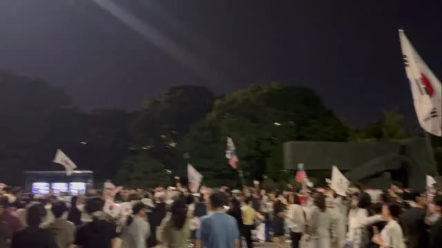 6.23 21:15 올공 브리핑
다른쪽 입구에도 많은 시민분들이 계십니다!
예배하시는 분들도 엄청 많으시고 구호를 넣어 노래도 부르시고 ❤️‍�