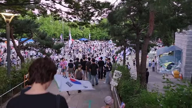 7.23일 화요일 저녁 in 올공 

저녁에 선선해질때쯤 사람들이 늘었음
올공 내에 구호는 
부정선거 재선거 당일투표 수개표 외에
다른 구호는 