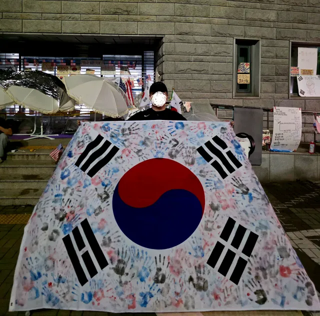 일요일과 오늘(화) 이틀에 걸친 태극기 손도장 이벤트를 마무리 합니다.
안중근 의사의 수혈 태극기와 항일 의병군들의 손도장 태극기를 생각하면서 