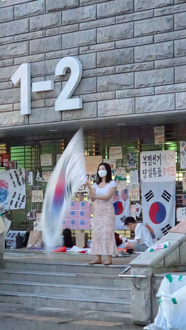 태극기 진짜 잘 돌려 ㅎㅎ