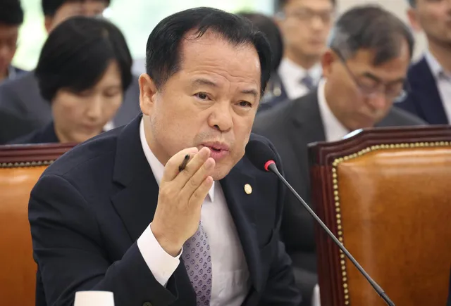 위철환 "적어도 정치권은 재선거 주장해선 안 돼… 무책임"

위철환 중앙선거관리위원장 직무대행은 63 지방선거 투표용지 부족 사태와 관련해 정치