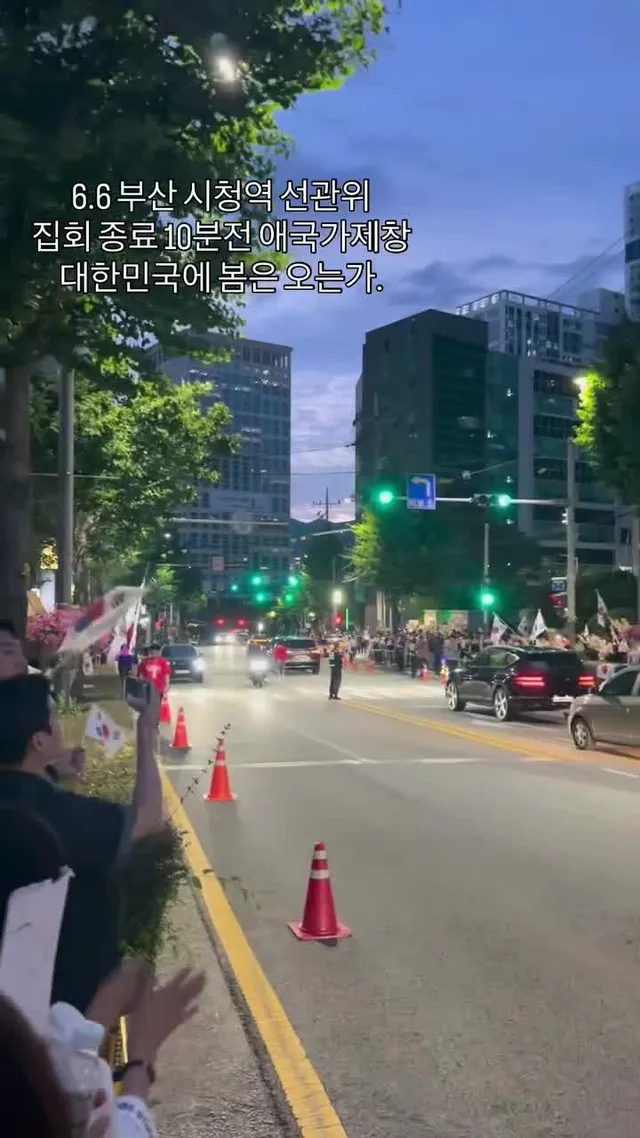 아이들을 데려오신 가족도 많으셨고 커플들도 많으셨습니다. 울컥하며 구호를 외치시는분도 계셨습니다. 자발적으로 쓰레기 봉투를 들고 자기한테 버리라