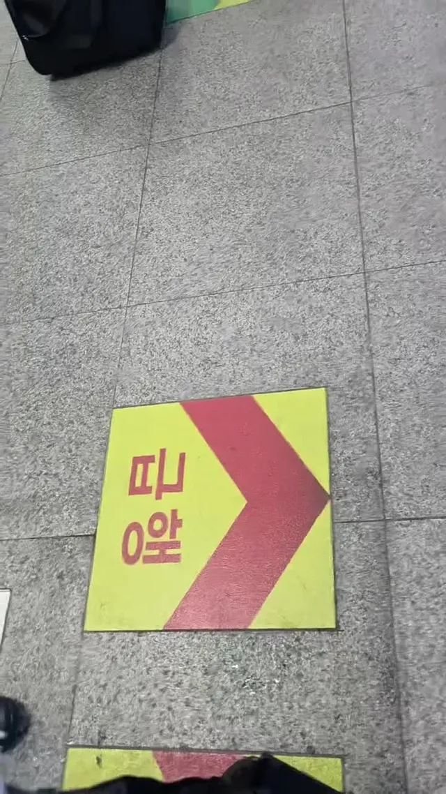 나 지금 올공 가는 길인데 이거 무슨 일이냐
김포공항역에서 이런 경보 나는거 처음들어봐
지금도 안꺼짐