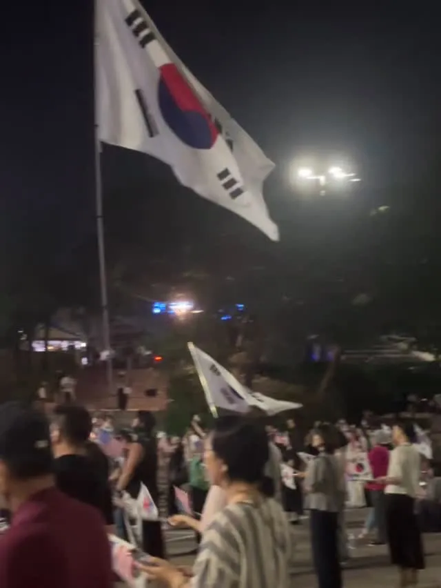 시대가 어느 땐데?
시대는 고정값이 아니다
시대는 흐른다
우리는 흘러가는 시대중 어쩌면 가장 황금같은 시기를 지났을 뿐이다
그 시기를 이어가는 