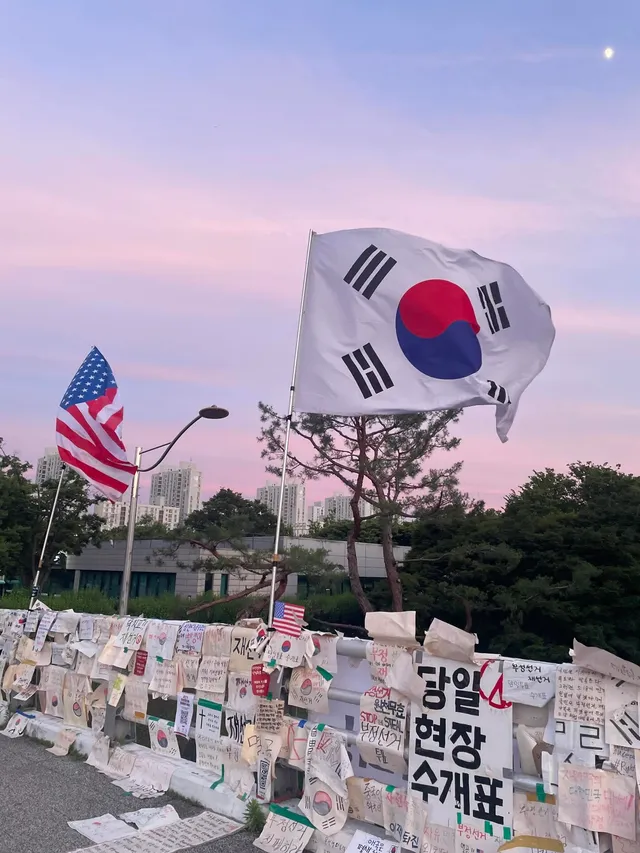 I 100%인 극내향인이 잠실와서 한 일 🇰🇷

1. 주변에 붙여놓은 그림들 보며 혼자 낄낄대기
2. 작게 애국가 부르기..
3. 혼자 온 