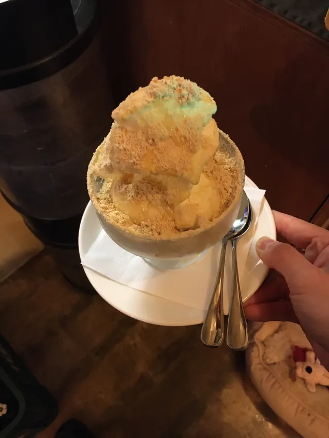 오늘도 열심히 일했다! 이제 진짜 여름이 올 것 같은데 우리 가게 와서 인절미 아이스크림, 하우스와인 한잔 어때..? 우리 가게에서는 메인 메뉴
