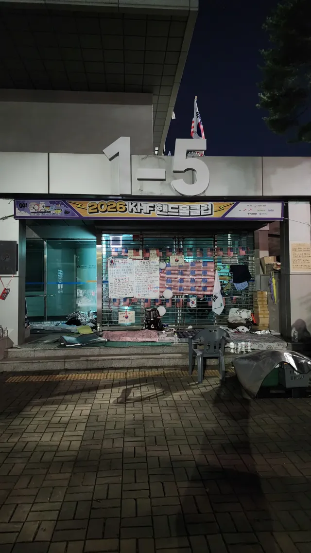 지나가다가 경찰만 있고
아무도 없어서 앉아있어요
저는 곧 올공 퇴근해야 하니 지켜 주실 분!!!?!!
1ㅡ5