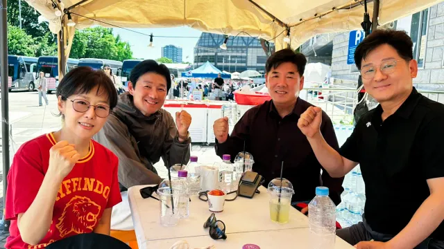 #이십삼일

23일 오늘, 이삼회 회원들과 함께 올공에서 참정권 수호 투쟁에 동참했습니다.

