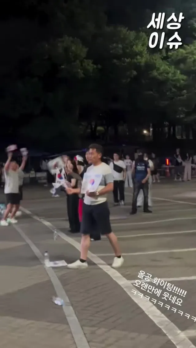 현장에는 진지하게 목소리를 내는 분들도 계시고, 이렇게 분위기를 풀어주시는 분들도 계십니다. 😂 각자의 방식은 다르지만 대한민국을 생각하는 마