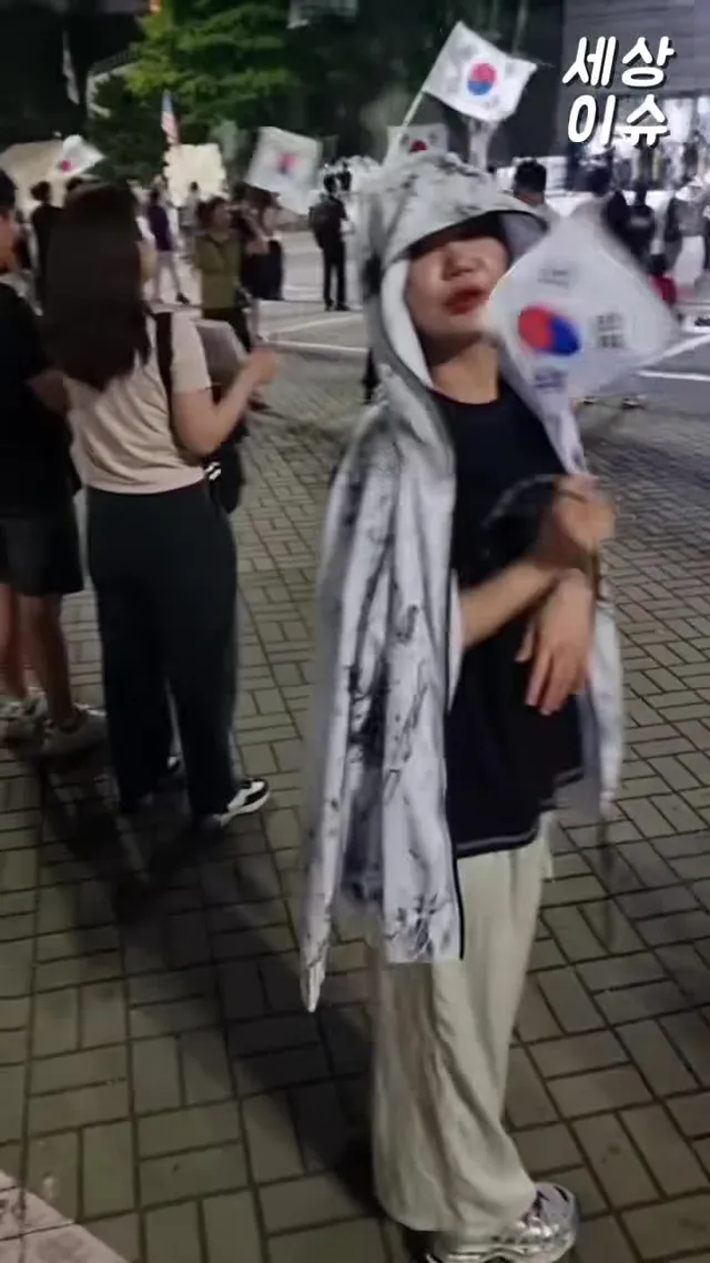 6.17 23시 20분 올림픽공원 실시간입니다. 늦은 시간까지 현장을 지키며 함께해주시는 많은 분들께 진심으로 감사드립니다. 누군가는 집으로 향