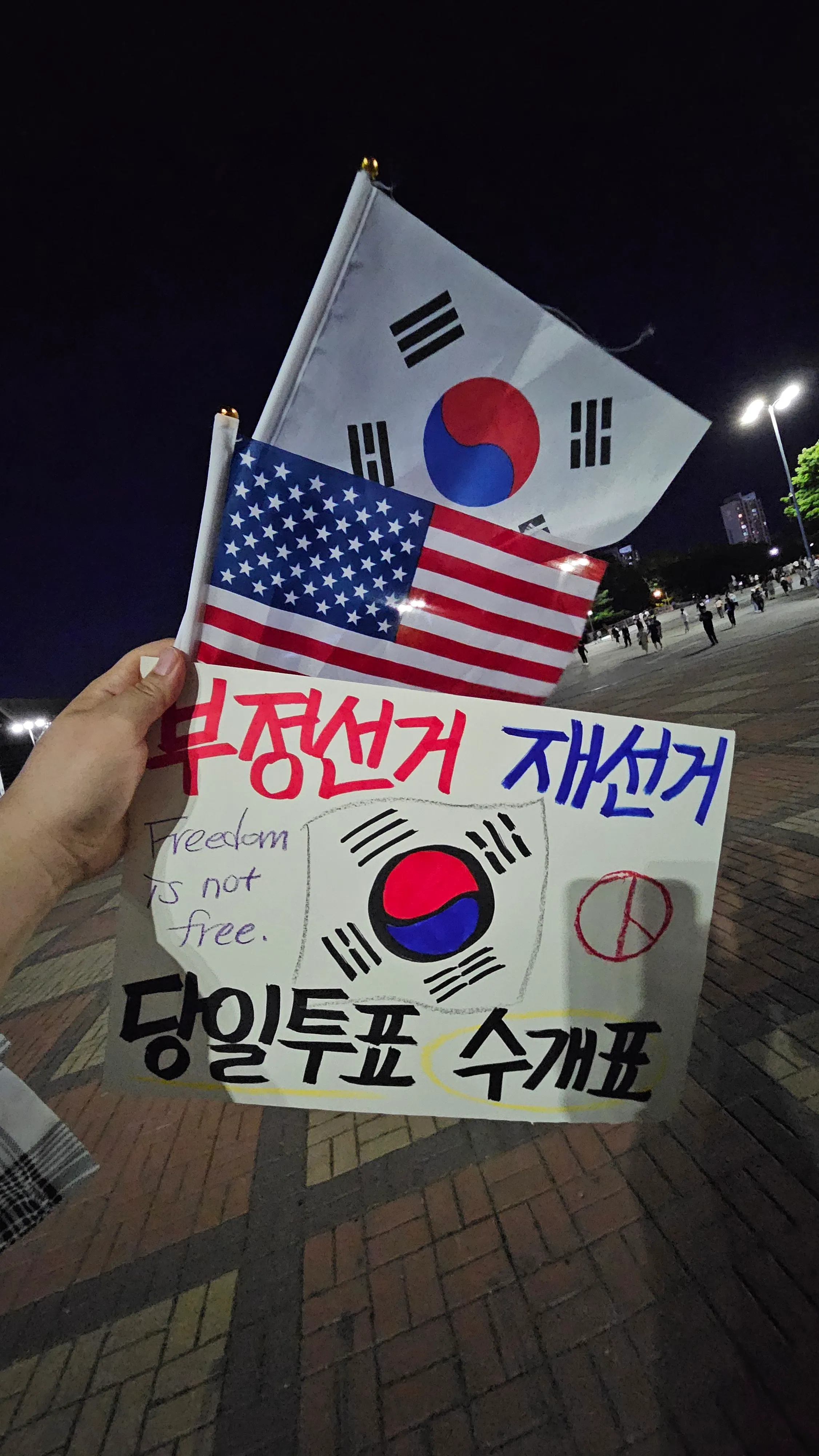 비가 와도, 퇴약볕에서도 자리를 지켜주시고 구호를 외치시는 모든 분들께 항상 감사한 마음입니다🇰🇷🇺🇲👍

여러 사정으로 인해서 참석이 