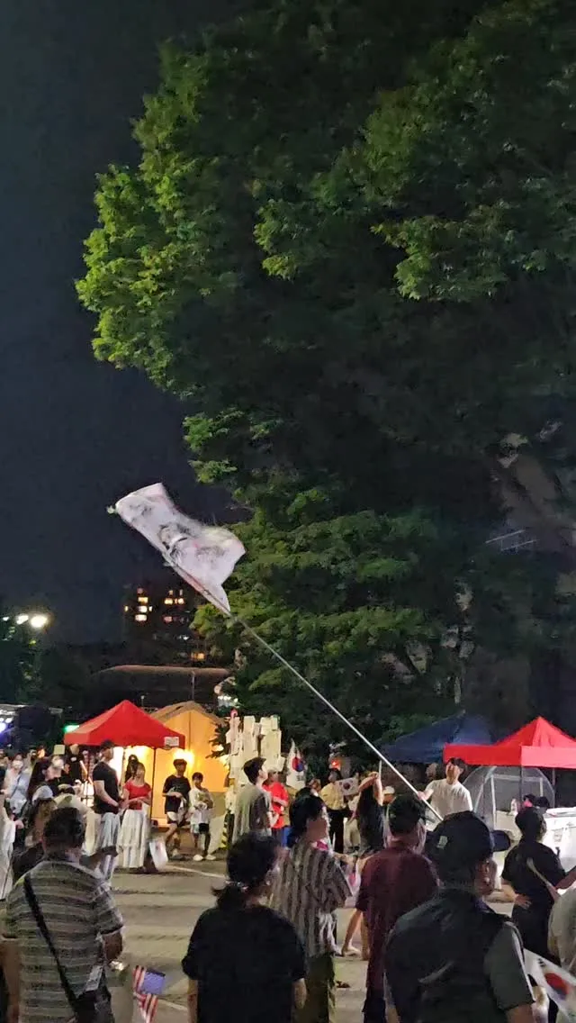 비가 와도, 퇴약볕에서도 자리를 지켜주시고 구호를 외치시는 모든 분들께 항상 감사한 마음입니다🇰🇷🇺🇲👍

여러 사정으로 인해서 참석이 