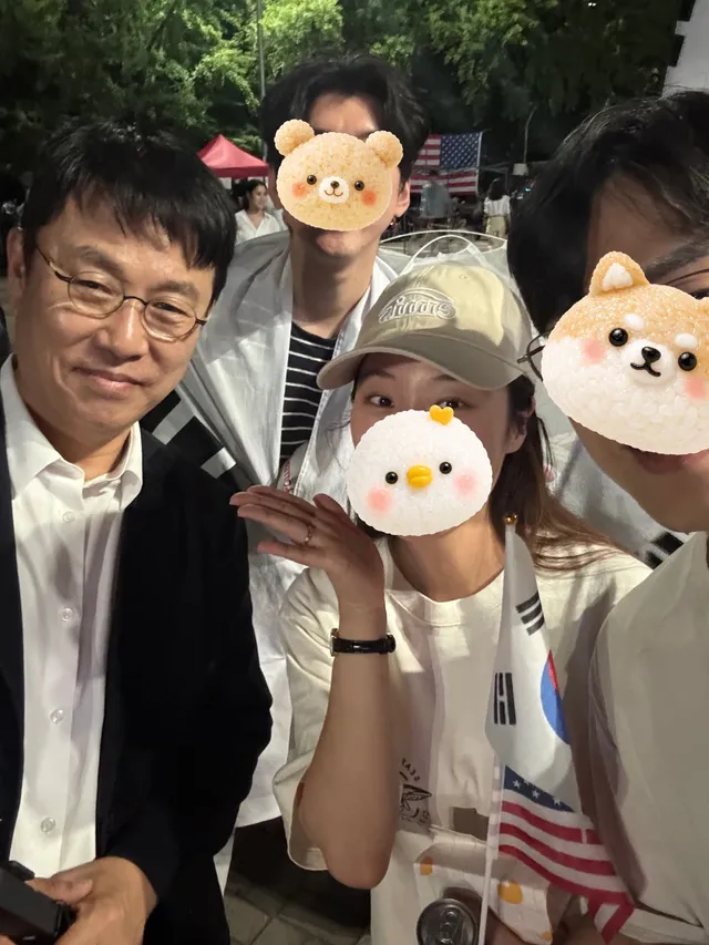 지금 올림픽공원 시위 현장인데 대박... 이영돈 PD님이 오셔서 고생한다고 롯데리아 불고기버거 돌리셨음 ㅠㅠ