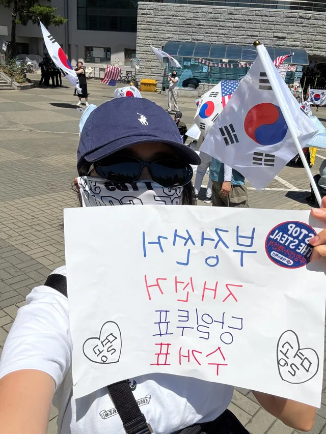 Go back Jeju-

6월22일~23일
짧게나마 참여했던 집.회.는 내 눈으로 똑똑히 현실을 확인하는 과정 

6.03일부터 실시간으로 확