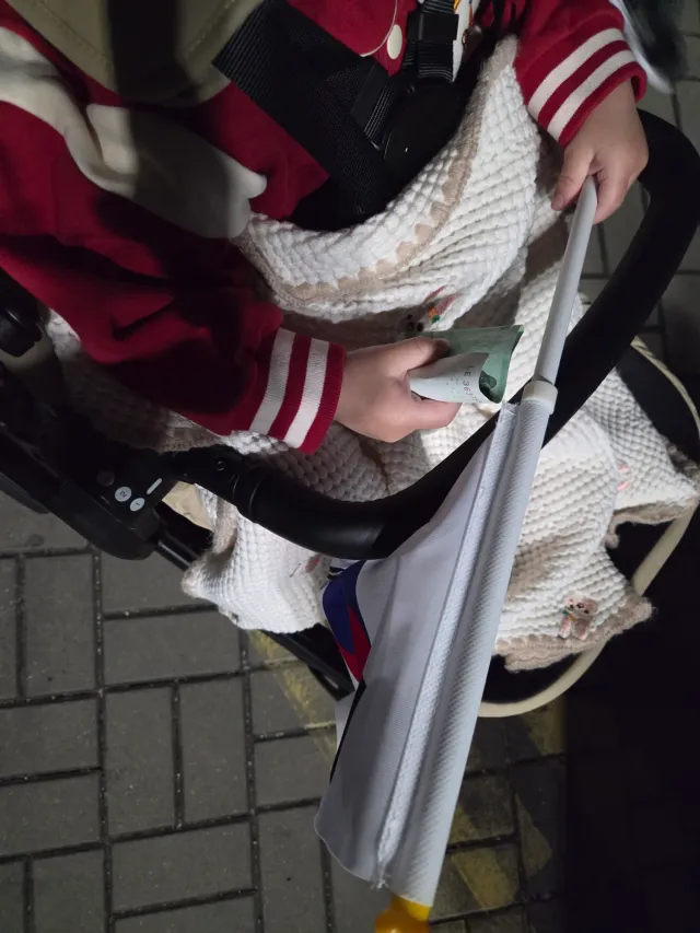 남성분께서 용돈을 주시길래
마음만 받겠다고 얘기했지만
집에 아기를 재우고 오셨다며
손에 꼭 쥐어주고 가셨습니다
여성분도 토마토 주스를 주셔서 아