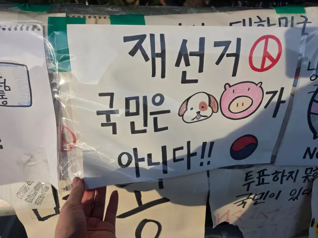 이거 비닐지 모라하나요?

물 안묻고 색 변질 안되서 
한개씩 비닐지에 넣어서 붙였는데
여기있는거 다 써버려서 ㅠㅡㅠ

다시 사 놔야될 거 같은
