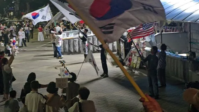 야간에 올림픽공원 내 광장(체조경기장/KSPO돔 인근으로 보임)에 수많은 시민들이 모여 집회를 진행하고 있습니다.
2026 06 23 21시
올