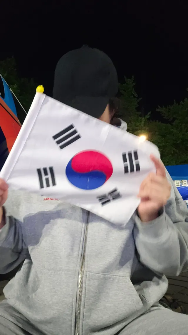 지난밤은 파이팅이 넘쳤어요💪

밤새 큰 소리로 구호 외쳐주시고, 새벽에 많이 추웠는데 자원봉사자분들이 다니시면서 은박 담요도 주시고, 핫팩도 