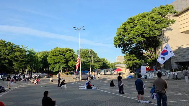 잠실 민주화 운동!

새벽에 애국가 완창... 군대에서도 안했던 것 같은데...