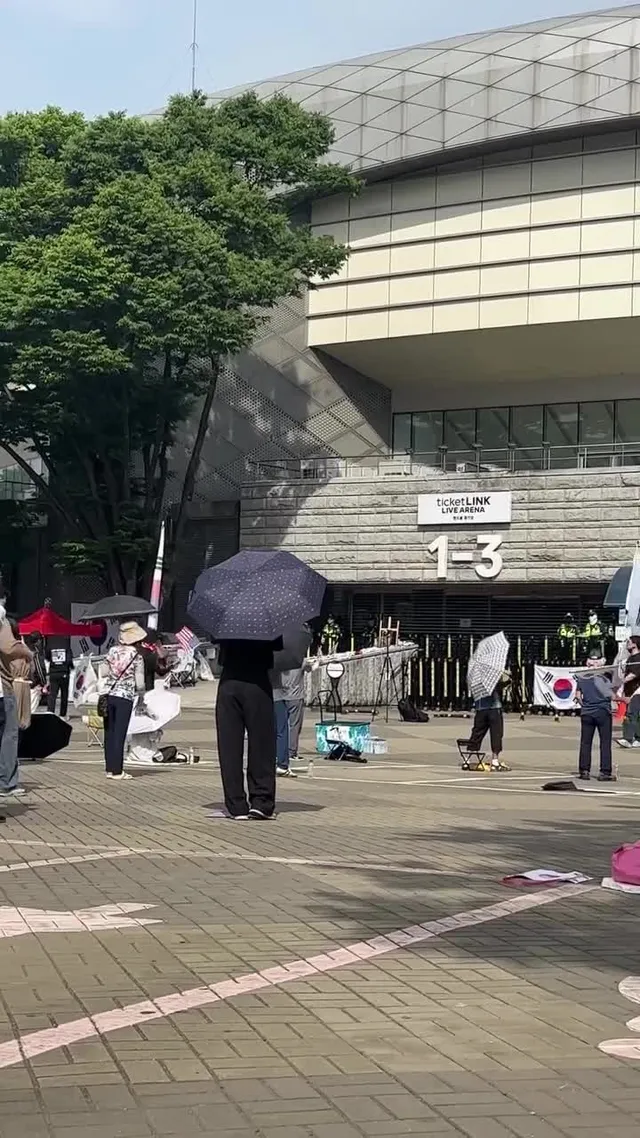 사람이 적어져도 목소리 크기는 똑같음