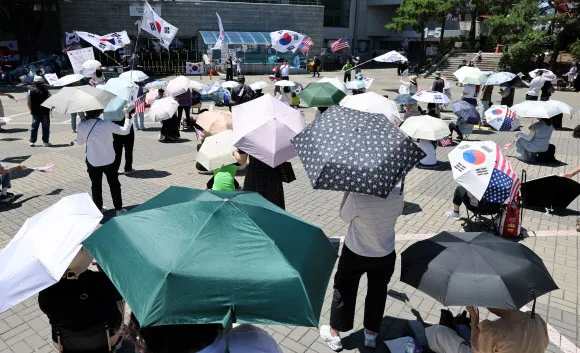 6·3 지방선거 ‘잠실 개표소 봉쇄’ 20일째…청년층 일부 이탈

6·3 지방선거 ‘투표용지 부족 사태’를 규탄하며 ‘잠실 개표소 봉쇄’가 20