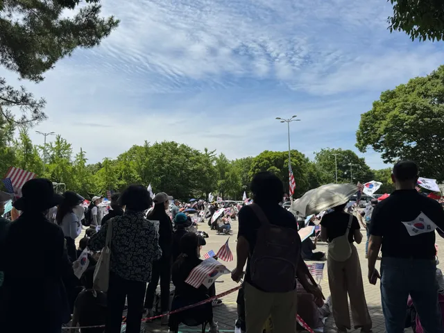 6/24 11:37 올공 현상황

이 시간대는 청년보다 어르신분들이 더 많이 보이네요. 
햇살은 뜨겁지만 우리의 애국은 불타오른다 🔥