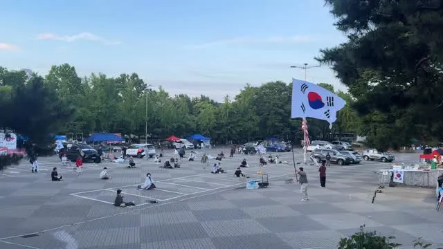 올림픽공원에 해가 밝았습니다.

오늘 하루도 무탈히 넘어가길
진심으로 응원하고 기도합니다!

맛있는 빵과 우유 감사합니다 🙇‍♂️